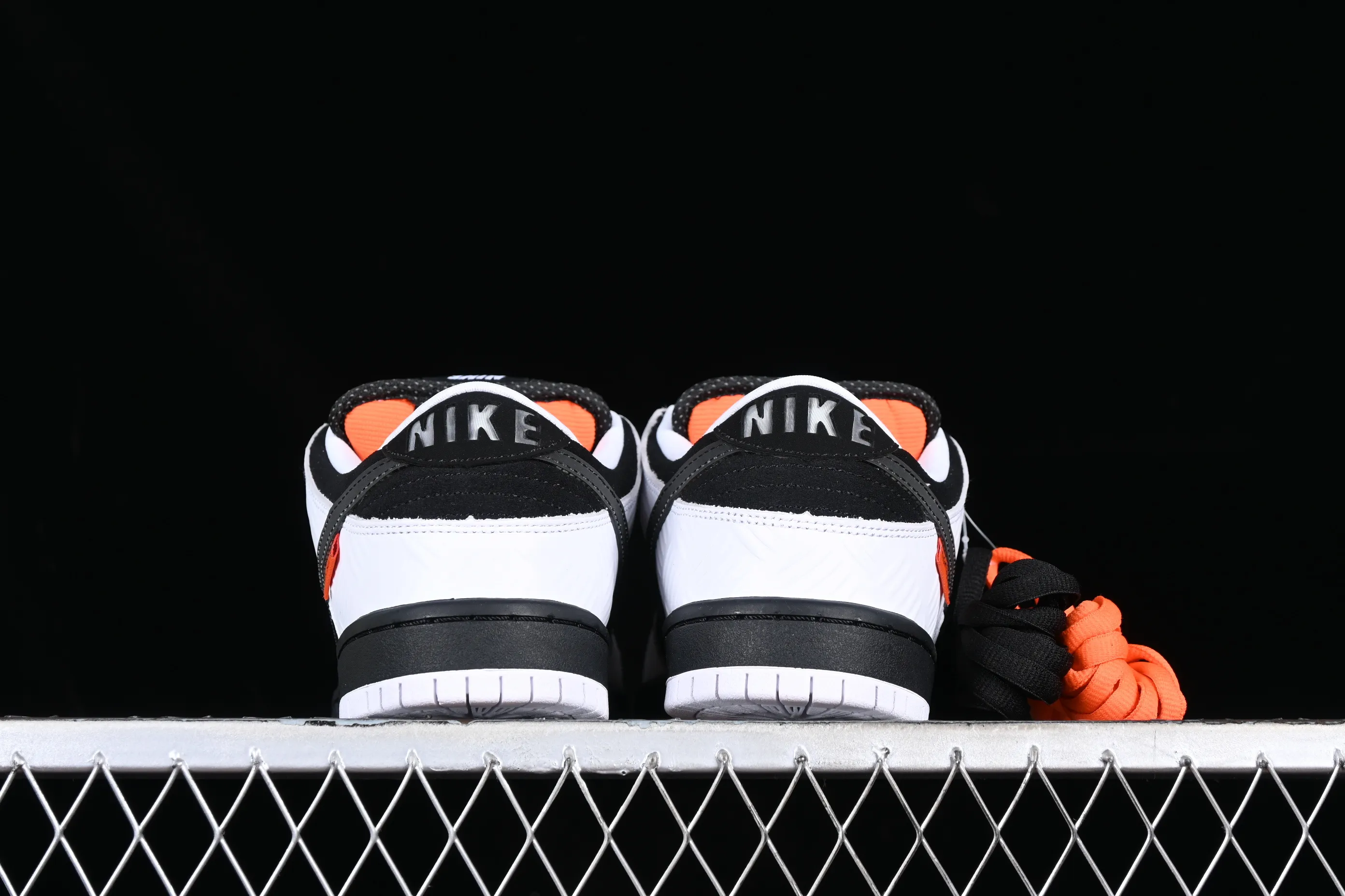 All categories Nk SB Dunk Series Nk SB Dunk Low low-top sneakers Tightbooth x Nk SB Dunk joint model Inverted Panda SB low-top casual sports skateboard shoes FD2629-100